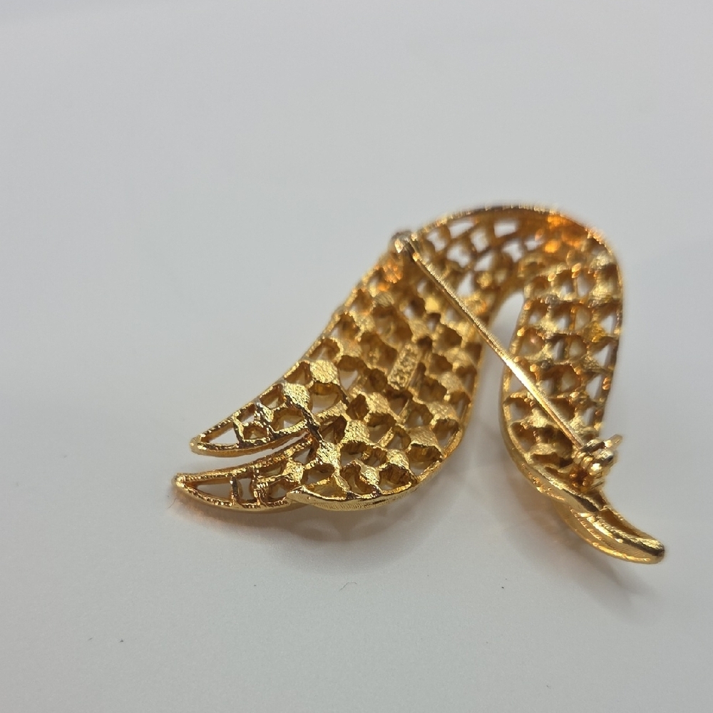 Lisner Vintage Gold and Pearl Wave Brooch - Picture 5 of 7